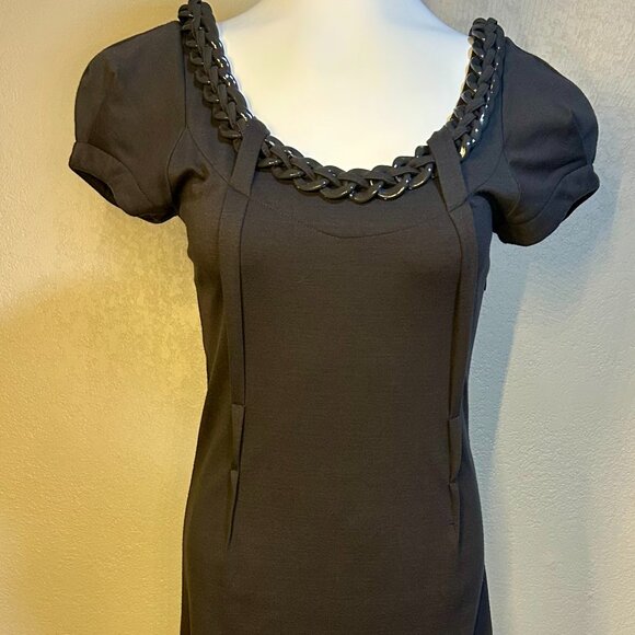 Gray sleeveless fitted dress with deep neckline and plastic chain - Picture 1 of 10